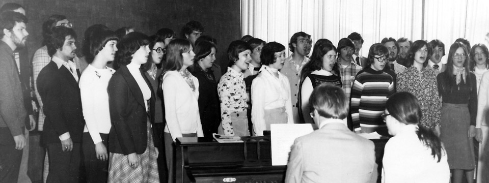 1977 tour choir sings at hospital