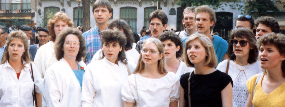 1987 choir sings in Spain